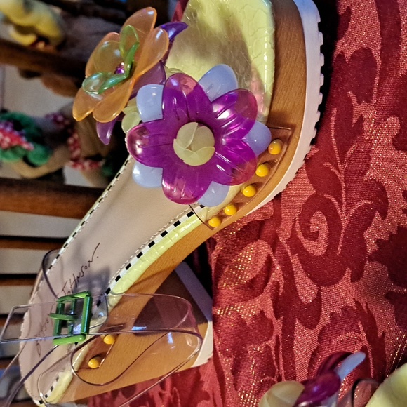 🎁 Betsy Johnson 7.5 flower shoes - Picture 3 of 8